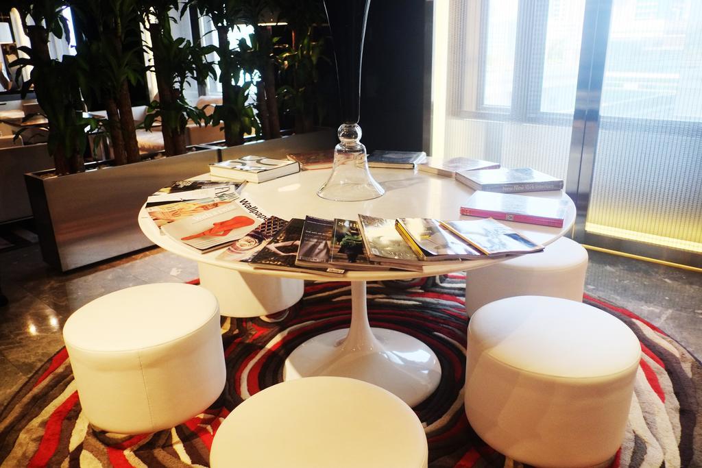 The Mira Hong Kong Hotell Eksteriør bilde A table and stools in a lounge at Beijing Capital International Airport
