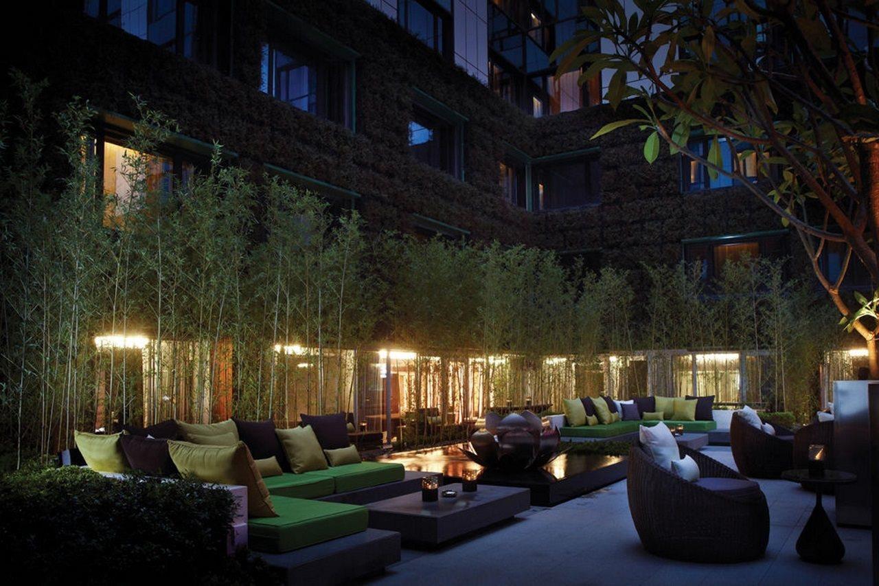 The Mira Hong Kong Hotell Eksteriør bilde The courtyard at night